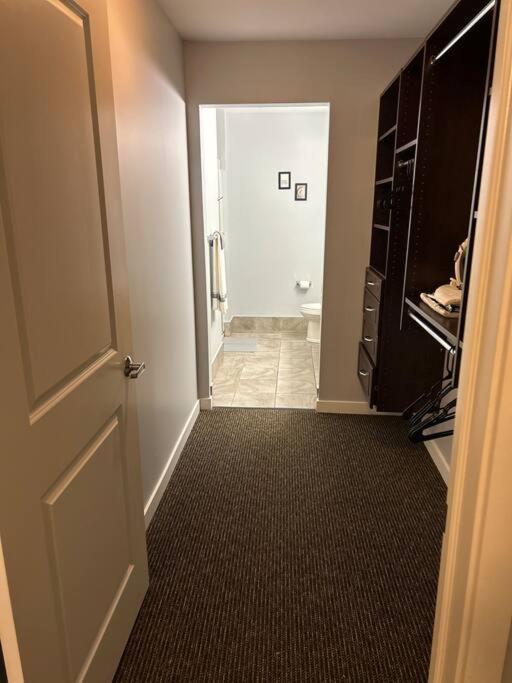 Spooky Low Rate!! Downtown With Free Parking Apartamento Indianápolis Exterior foto